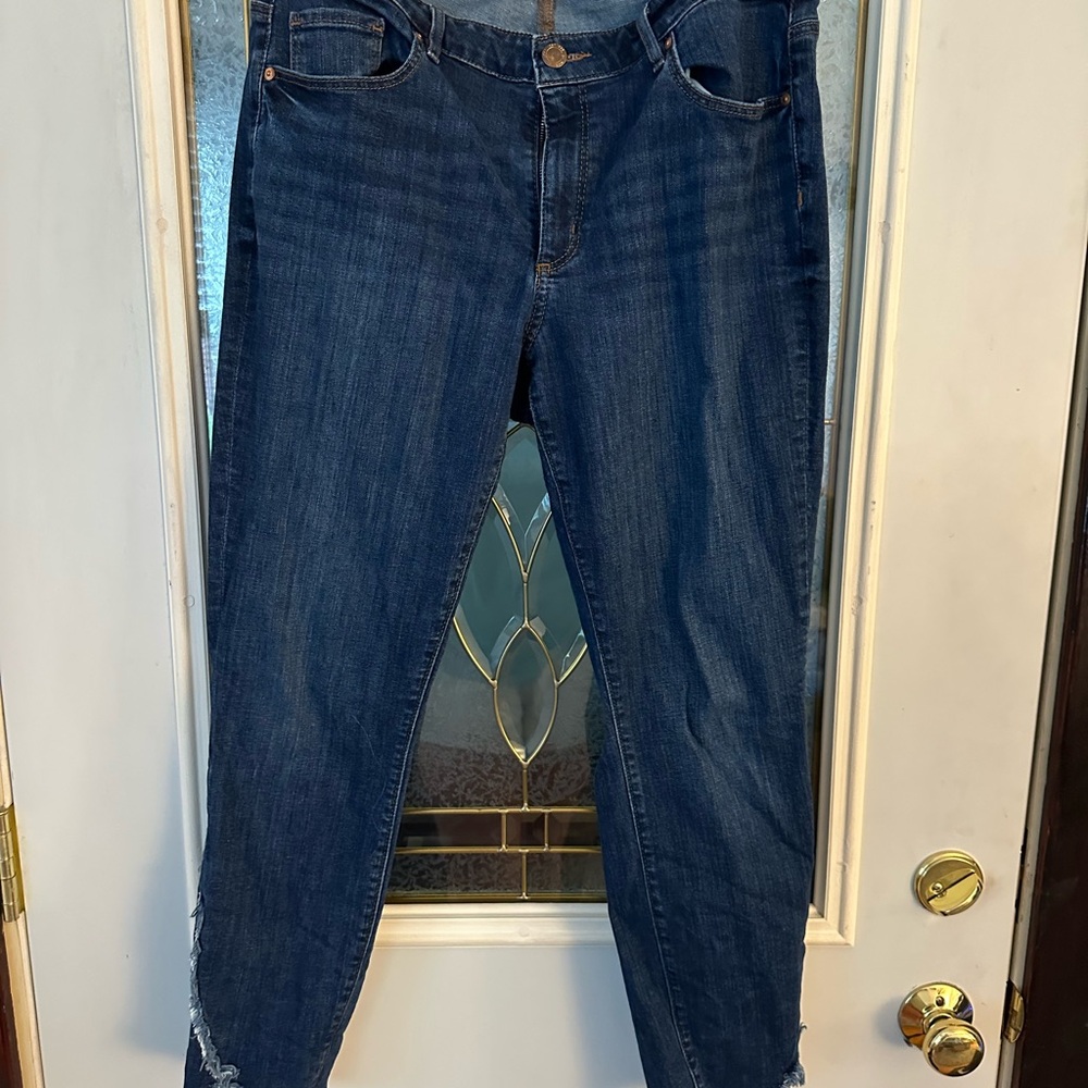 LOFT Mid-Rise Tulip Hem Cropped Jeans